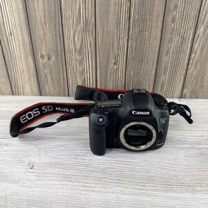 Canon EOS 5D Mark III Digital SLR Camera "Body Only" - DS126321 "READ "